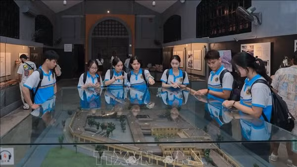 Di tích Nhà tù Hỏa Lò hút khách trong và ngoài nước 