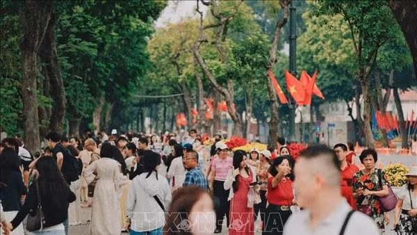 Rộn ràng không gian hồ Hoàn Kiếm kỷ niệm 72 năm Giải phóng Thủ đô