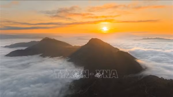 Bình minh tuyệt đẹp trên biển mây Tằng Quái 