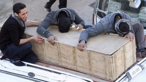 Cảnh sát Iraq ôm chặt kẻ đánh bom tự sát để cứu người ảnh 1