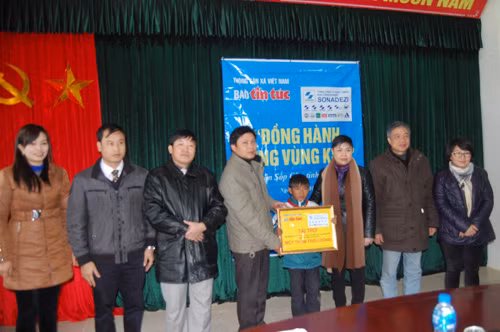 Tiếp bước học sinh vùng khó đến trường ảnh 1