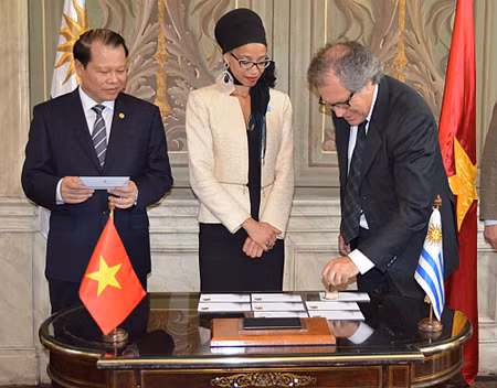 Kỷ niệm 20 năm quan hệ ngoại giao Việt Nam–Uruguay ảnh 1