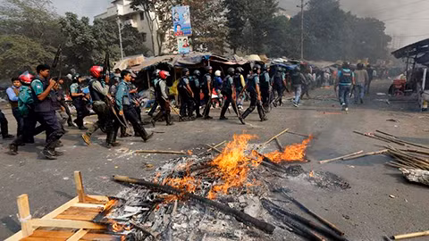 Bangladesh: Bạo lực biểu tình, thêm 13 người thiệt mạng ảnh 1
