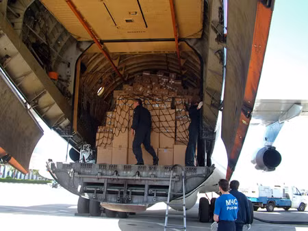 LHQ đưa hàng viện trợ từ Iraq tới Syria ảnh 1