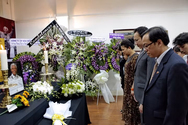 Phó Thủ tướng, Bộ trưởng Ngoại giao Phạm Bình Minh viếng ông Mandela ảnh 1