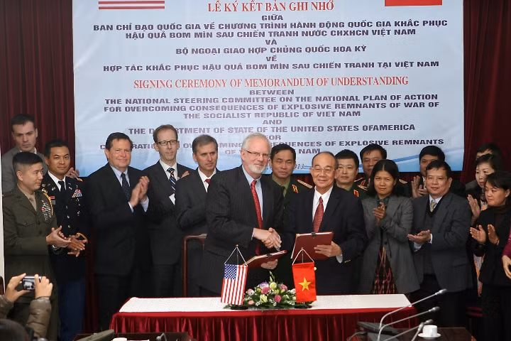 Việt Nam, Hoa Kỳ hợp tác khắc phục hậu quả bom mìn sau chiến tranh ảnh 1