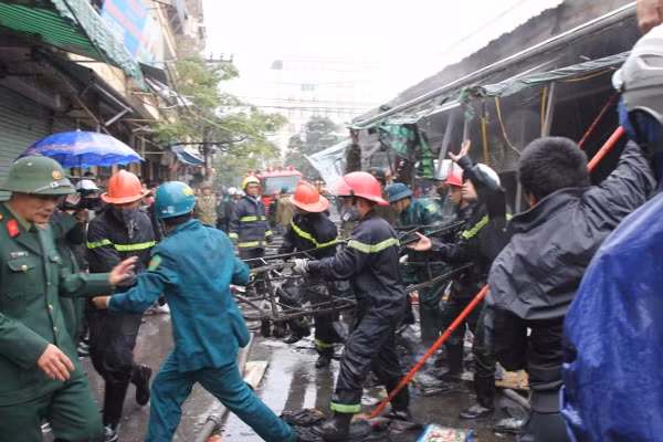 Hình ảnh cháy chợ Nhà Xanh, Hà Nội ảnh 2