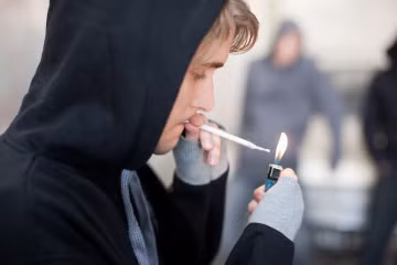Hút cần sa gây tổn hại cấu trúc não bộ ảnh 1