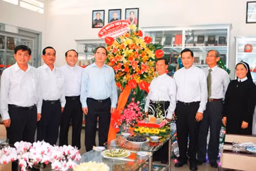 Đồng chí Nguyễn Thiện Nhân thăm, chúc mừng bà con giáo dân Bình Dương ảnh 1