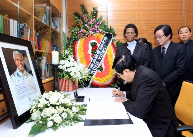 Chủ tịch nước Trương Tấn Sang viếng cựu Tổng thống Mandela ảnh 1