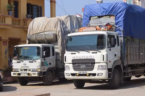 Bắt giữ 5 xe ô tô vận chuyển hàng lậu ảnh 1