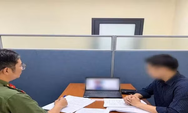 Công an làm việc với trường hợp đăng thông tin chưa kiểm chứng về việc lái xe Grab "tắt app". Ảnh: Công an Hà Nội.