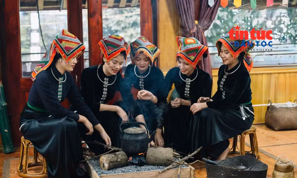 Khăn Piêu - biểu tượng văn hóa của người Thái đen Tây Bắc