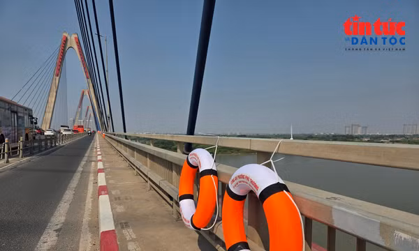 Lắp phao cứu sinh trên cầu Nhật Tân để kịp ứng cứu người gặp nạn