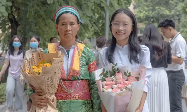 Mẹ đi viện không biết tiếng phổ thông, cô gái Mông quyết tâm làm bác sĩ