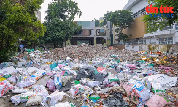 Rác chất đống tại khu vực dự án mở rộng đường Phan Kế Bính
