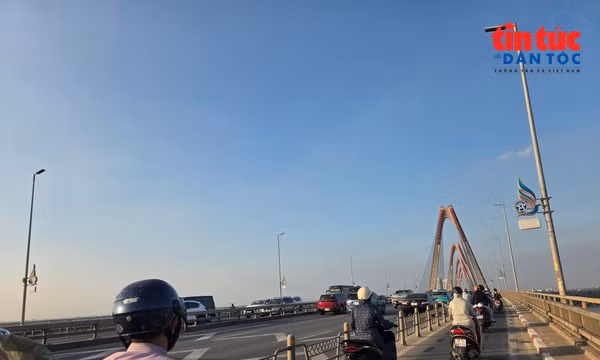Ngày đầu thí điểm, biển khoảng cách trên cầu Nhật Tân đã được dỡ bỏ
