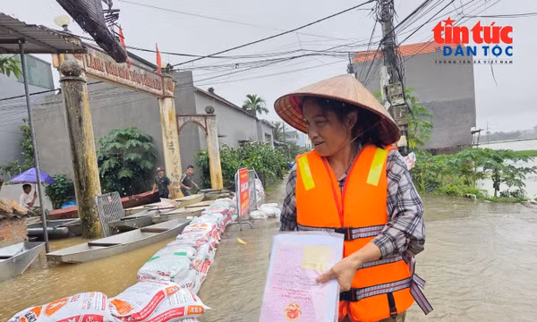 Nước sông Bùi dâng, người dân ngoại thành Hà Nội vật lộn trong vùng ngập