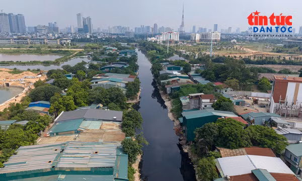 Cưỡng chế nhà xưởng trái phép ven sông Nhuệ sau phản ánh của báo Tin tức và Dân tộc