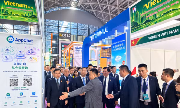 Phó Thủ tướng Thường trực Phạm Gia Túc thăm gian hàng Media Soft tại Hội chợ Trung Quốc - ASEAN
