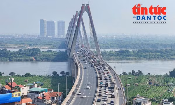 Cầu Nhật Tân ùn dài sau khi xuất hiện loạt biển báo, vạch sơn mới
