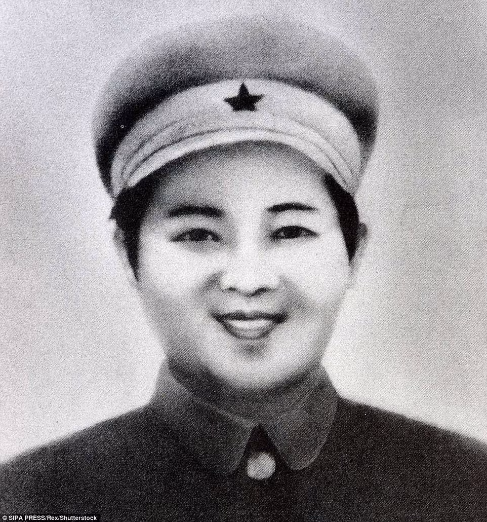 Người Triều Tiên nhảy múa tưng bừng mừng sinh nhật bà nội ông Kim Jong-un ảnh 6