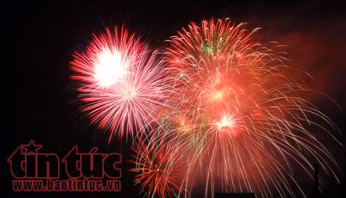 TP Hồ Chí Minh bắn pháo hoa tầm thấp dịp Tết Dương lịch 2018 ảnh 1