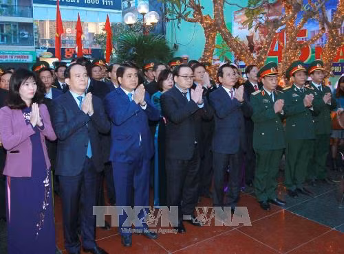 Dâng hương tưởng nhớ đồng bào Thủ đô bị bom Mỹ sát hại tháng 12/1972 ảnh 1