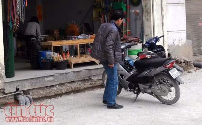 Chờ thanh tra vỉa hè, người dân Hà Nội bắc cầu vào nhà ảnh 3