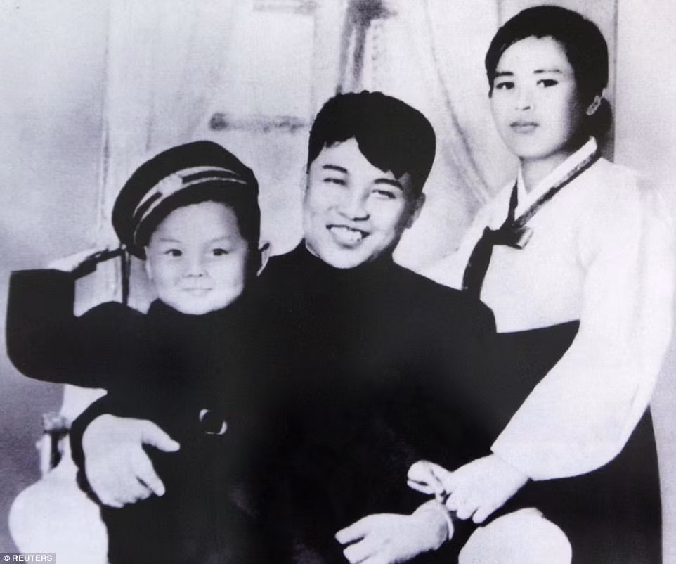 Người Triều Tiên nhảy múa tưng bừng mừng sinh nhật bà nội ông Kim Jong-un ảnh 5