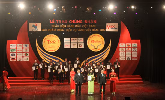 Vinh danh Tân Á Đại Thành - Top 10 Nhãn hiệu hàng đầu Việt Nam 2017 ảnh 1