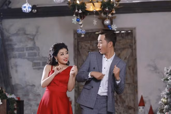 Sao mai Thu Hằng nhắn nhủ các cô nàng FA mùa Noel: ‘Người yêu không rơi từ ống khói’ ảnh 4