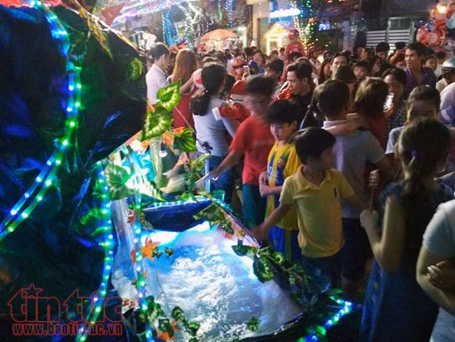 Hàng ngàn người dân TP Hồ Chí Minh nô nức trong đêm Giáng sinh ảnh 7