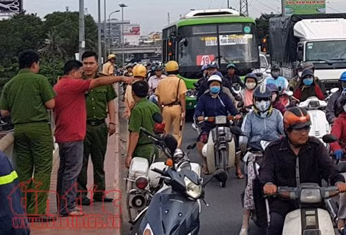Lặn tìm cô gái trẻ nhảy cầu Bình Triệu ảnh 1