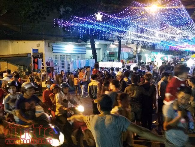 Hàng ngàn người dân TP Hồ Chí Minh nô nức trong đêm Giáng sinh ảnh 3
