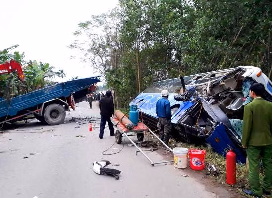 Xe khách bất ngờ tông đuôi xe tải, 2 người tử vong tại chỗ ảnh 1