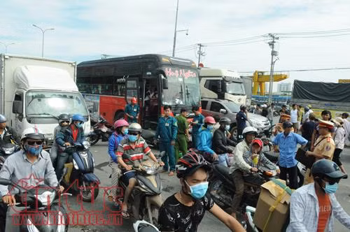 Xe khách tông xe tải và 7 xe máy dừng đèn đỏ, 3 người nguy kịch ảnh 3