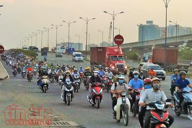 Người dân ùn ùn về quê nghỉ Tết, các cửa ngõ TP Hồ Chí Minh ùn ứ ảnh 1