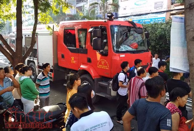 Cháy công ty in vải sát chợ Bàu Cát, 5 người thoát chết ảnh 2