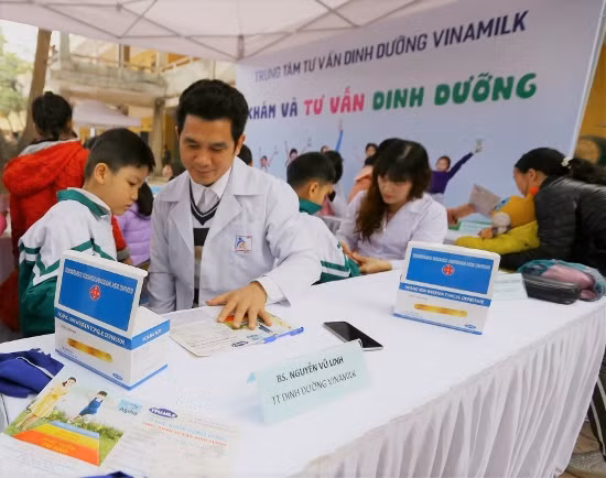 Quỹ sữa Vươn cao Việt Nam đem niềm vui cuối năm đến trẻ em tỉnh Hưng Yên ảnh 4
