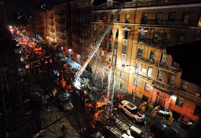Hiện trường ám ảnh vụ cháy kinh hoàng, hàng chục người thương vong ở New York ảnh 5
