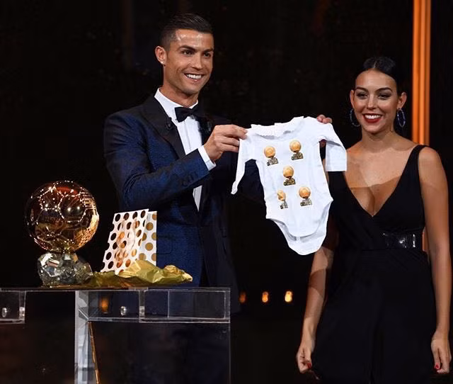 Cristiano Ronaldo tưng bừng đón Giáng sinh trước trận El Clasico ảnh 2