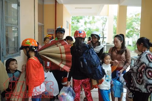 Hàng ngàn người dân tránh trú an toàn trước giờ bão 16 đổ bộ ảnh 2
