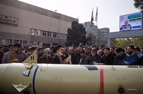 Thanh niên Iran háo hức tạo dáng chụp ảnh cùng tên lửa mới ảnh 1