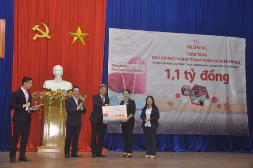 Prudential hỗ trợ hơn 1 tỷ đồng cho các trường học chịu hậu quả bão Damrey ảnh 1