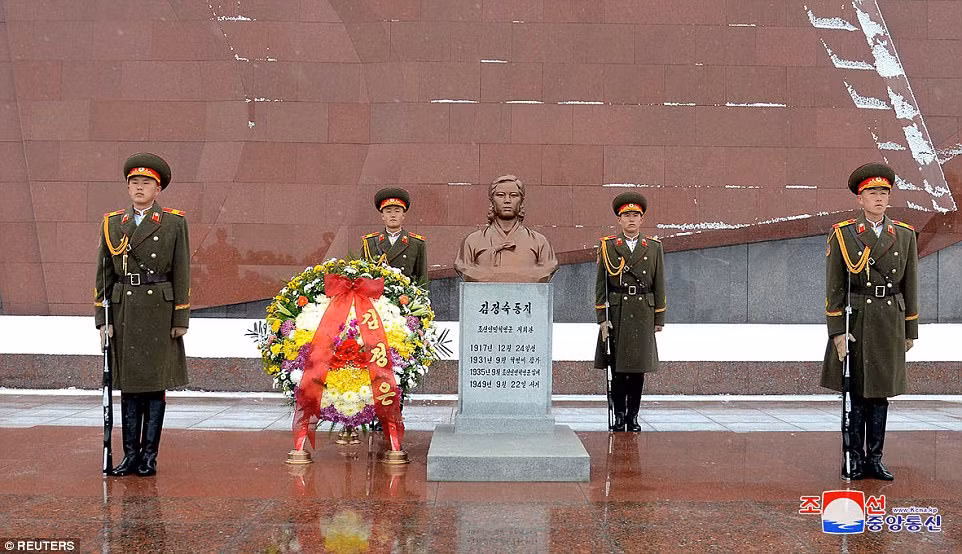 Người Triều Tiên nhảy múa tưng bừng mừng sinh nhật bà nội ông Kim Jong-un ảnh 4