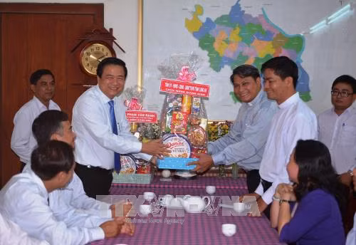 Mừng Lễ Giáng sinh an lành, hạnh phúc đến với đồng bào Công giáo ảnh 3
