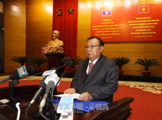 Tổng Bí thư, Chủ tịch nước Lào gặp gỡ cựu quân tình nguyện Việt Nam và thế hệ trẻ hai nước ảnh 2