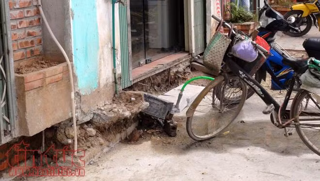 Chờ thanh tra vỉa hè, người dân Hà Nội bắc cầu vào nhà ảnh 7