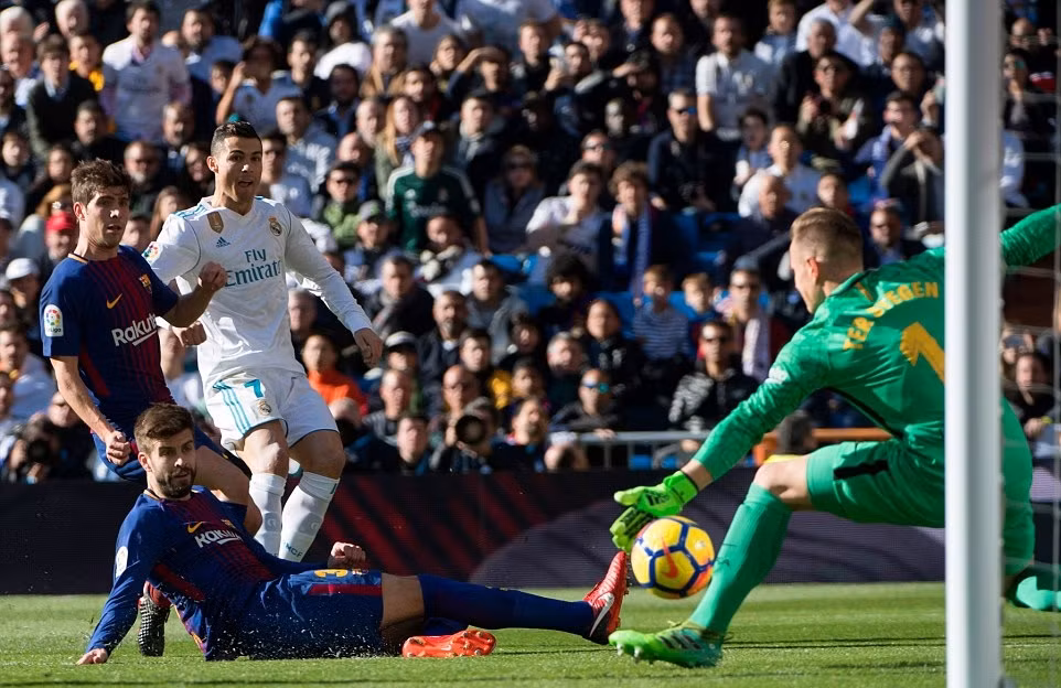 Barca đánh sập Real ngay tại ‘thánh địa’ Bernabeu ảnh 2